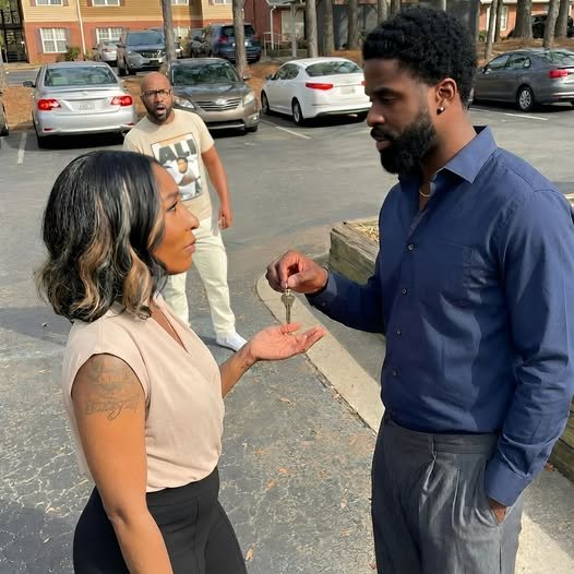 TA”Joel hand Sharra the keys to her new house… only then will Larry give the payment. Larry watches closely as Sharra receives the keys 😳🏠